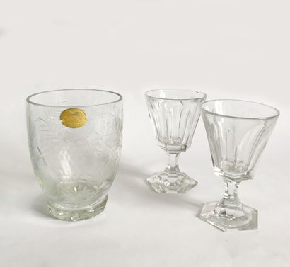 null Crystal vase with engraved decoration and two glasses with faceted foot.
H....
