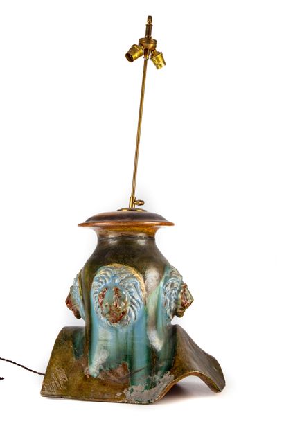 null J. FILMONT à Caen 
Lampe constituée dans un épi de faitage en céramique à décor...
