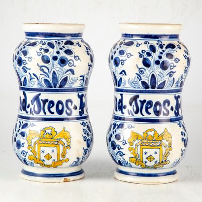 null Pair of enamelled earthenware albarelli decorated in blue and white with stylized...