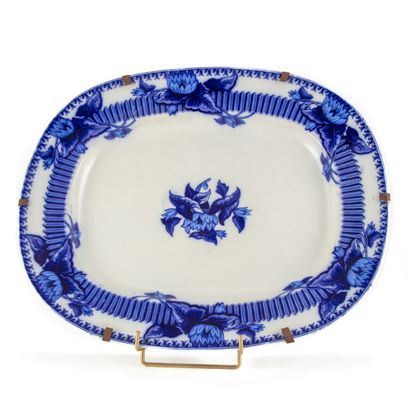 null Grand plat en porcelaine émaillée à décor en bleu et blanc de fleurs de lotus...