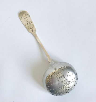 null Cuillère à sucre (?) en argent à décor gravé et inscription sur la spatule....