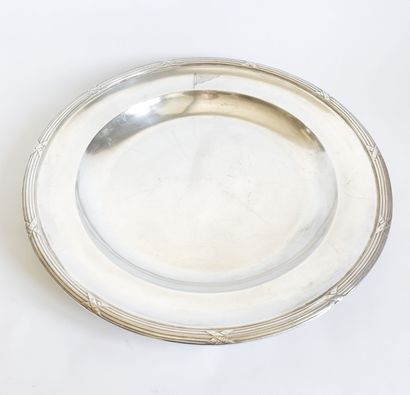 null Important plat creux de forme ronde en métal argenté à bordure mouluré de joncs...