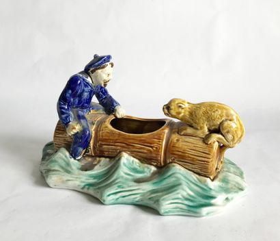 null Coupe en barbotine représentant une marin et un chien sur un tonneau
Manque...