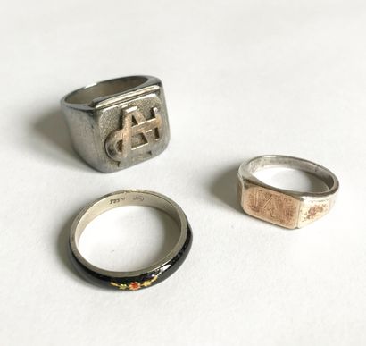null Set of two silver signet rings. We join a silver ring (800) and enamel