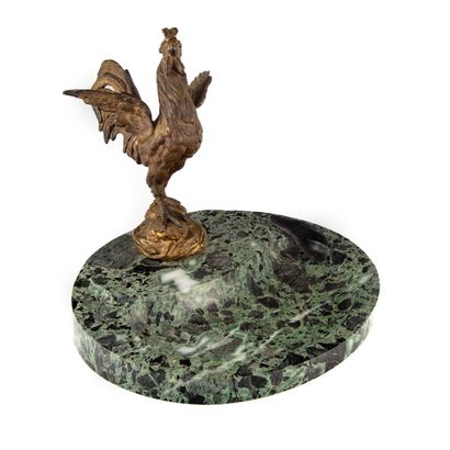 null Vide poche en marbre orné d'un coq en bronze doré. 
Vers 1930
H. : 29 cm ; L....