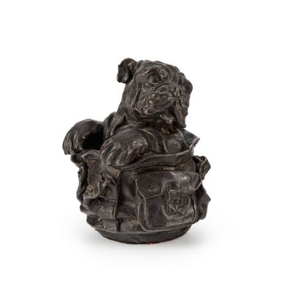 null Bulldog (bouledogue) dans un sac en bronze à patine 
H. : 15 cm