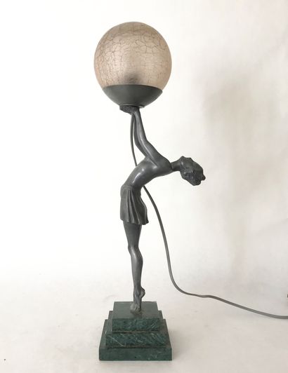 null Lampe de style Art Déco représentant une danseuse en régule sur socle en marbre...