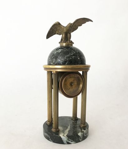 null Pendulette en forme de temple en marbre et métal doré surmonté de l'aigle impérial
H...