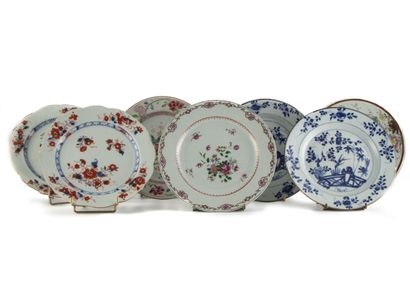 null Ensemble de 8 assiettes en porcelaine émaillée à décor polychrome (Chine, Japon)
D....