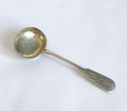 null Cuillère à sucre (?) en argent à décor gravé et inscription sur la spatule....