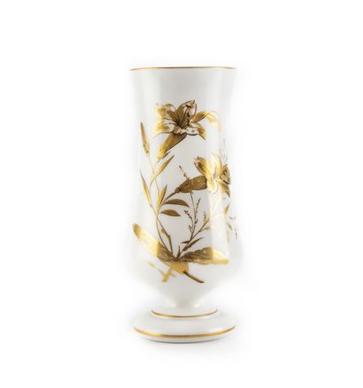 null Vase en opaline blanche à décor doré de fleur 
H. : 30 cm