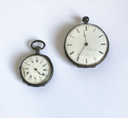null Two silver pocket watches (crab mark). End of the 19th century
D. 3 and 4 cm
Accidents...