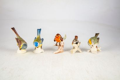 null Manufacture GOEBEL - ALLEMAGNE 
Ensemble de 5 oiseaux en porcelaine polychromé,...
