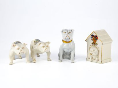 null Ensemble de quatres bulldogs (bouledogues) anglais en porcelaine émaillée blanche...