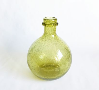 null BIOT (?)
Vase-bouteille ou pichet en verre bullé de couleur à goulot ourlé.
H....