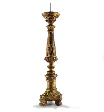 null Pique-cierge en bois sculpté doré
H. : 64 cm.