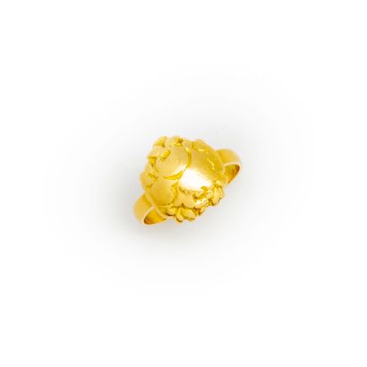 null Petite bague en or jaune (18K) ornée d'un motif ciselé de fleurs.
Poids : 3,30...