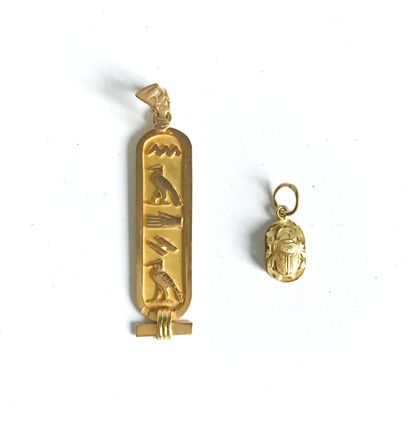 null Ensemble de deux breloques en or (18K) : une en forme de scarabée egyptien et...