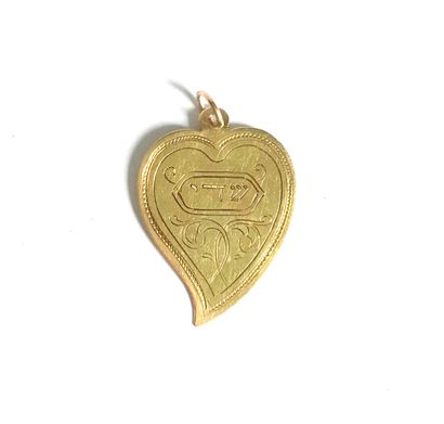null Médaille en forme de coeur en or jaune (14K) à décor gravé.
Poids : 3,20 g.