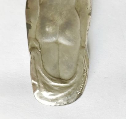 null René VAUTIER 
Coupe papier en bronze argenté à décor ciselé sur le manche d'une...