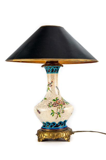 null LONGWY
Lampe en céramique sur un pietement en laiton sculpté et gravé
h. 33...