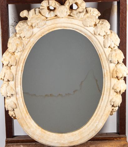 null Miroir ovale moderne en bois laqué couleur terre cuite orné d'un noeud et d'une...
