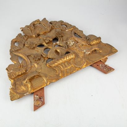 null Fronton de miroir en bois sculpté et stuc doré. 
H. : 33 cm ; L. : 47 cm
