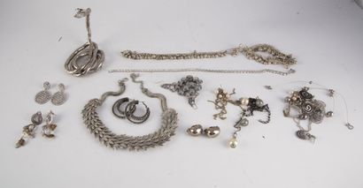 null Important lot de bijoux fantaisies, bracelets, colliers, boucles d'oreilles...