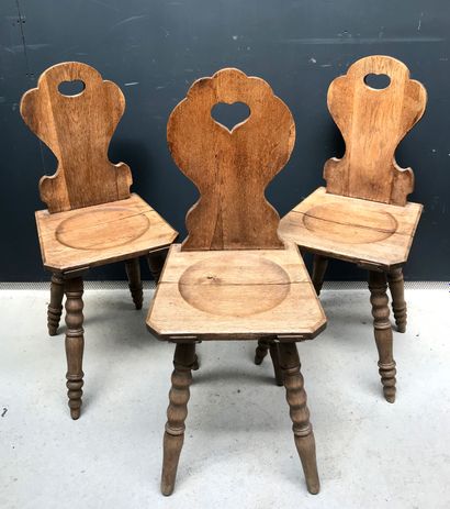 null Ensemble de trois chaises ( légèrement différentes) en bois naturel à dossier...