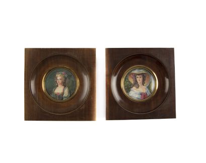 null ECOLE FRANCAISE 
Portraits de deux élégantes 
Paire de miniatures, signées
D....