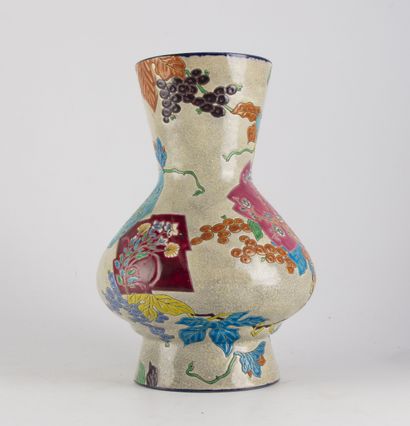 null LONGWY 
Vase de forme balustre en faïence émaillée à décor polychrome dans le...