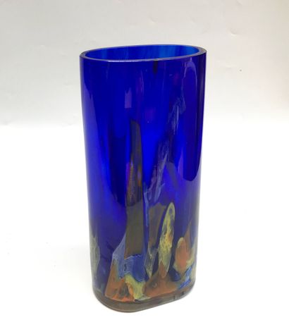 null Vase en verre soufflé à décor d'inclusions. Travail dans le goût de Venise
H....