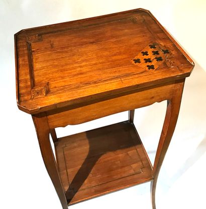 null Petite table volante de forme rectangulaire en bois naturel à décor d'incrustation...