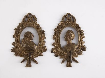 null Paire de portes-miniatures en en bronze doré ajouré représentant Louis XVI et...