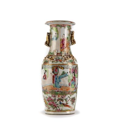 null CHINE - CANTON
Vase de forme balustre à décor polychrome et doré de scènes animées...