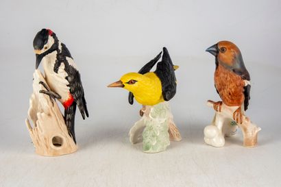 null Manufacture GOEBEL - ALLEMAGNE 
Ensemble de 3 oiseaux en porcelaine polychrome,...