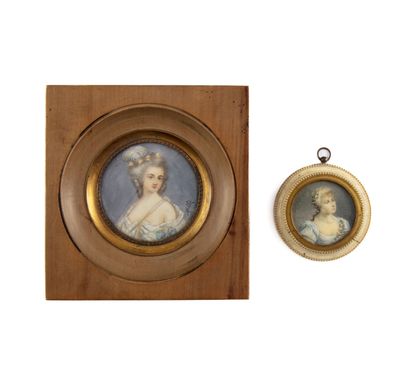 null ECOLE FRANCAISE 
Portraits de deux élégantes 
Deux miniatures 
D. : 3,5 et 5,5...