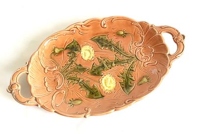 null Petit plateau de forme ovale en céramique décorée à la barbotine de chardons...
