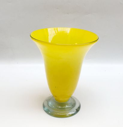 null Vase de forme cornet en verre soufflé de couleur jaune sur pied circulaire en...