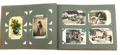 null Album de cartes postales en tissu. Art Nouveau contenant une cinquantaine de...