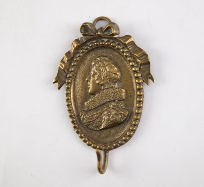 null Porte-miniature en bonze doré représentant un élégant du XVIe siècle dans un...