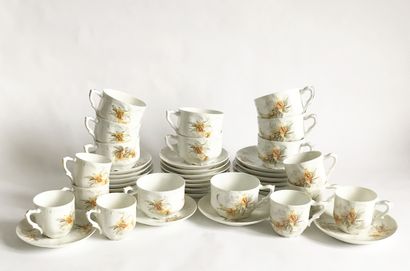 null Manufacture de LIMOGES - circa 1900
Partie de service à thé et café en porcelaine...