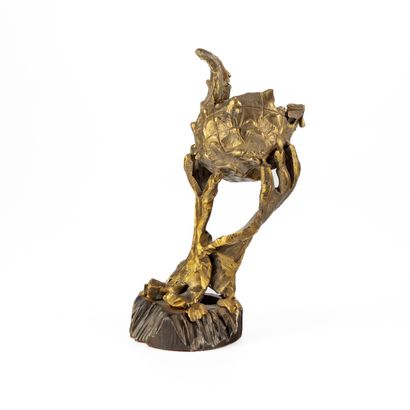 null Jean-Alexandre DELATTRE (1935)
L'Offrande
Sculpture en bronze et métal, signée...