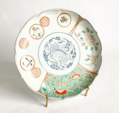 null JAPON
Belle assiette de forme ronde à bordure en accolade, en porcelaine à décor...