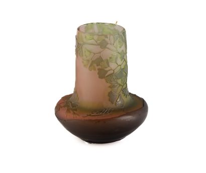 null Emile GALLE (1846-1904)
Vase en verre à décor multicouche dégagé à l'acide 
Signé...