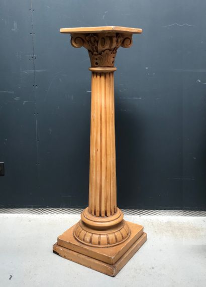 null Sellette en bois peint en forme de colonne cannelée à chapiteau fleuri
H. :...