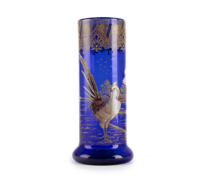 null Vase rouleau en verre bleu à décor émaillée polychrome d'un faisan. 
H. : 26,5...