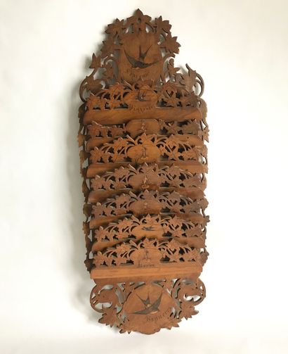 null Porte-courrier semainier "Souvenir de Banières " en bois vernis à motif floral...