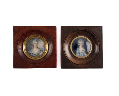 null ECOLE FRANCAISE dans le goût du XVIIIe 
Portrait de deux élégantes
Paire de...