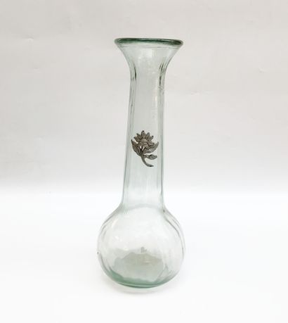 null Grand vase en verre soufflé à décor de fleur appliquée
H. : 40 cm
